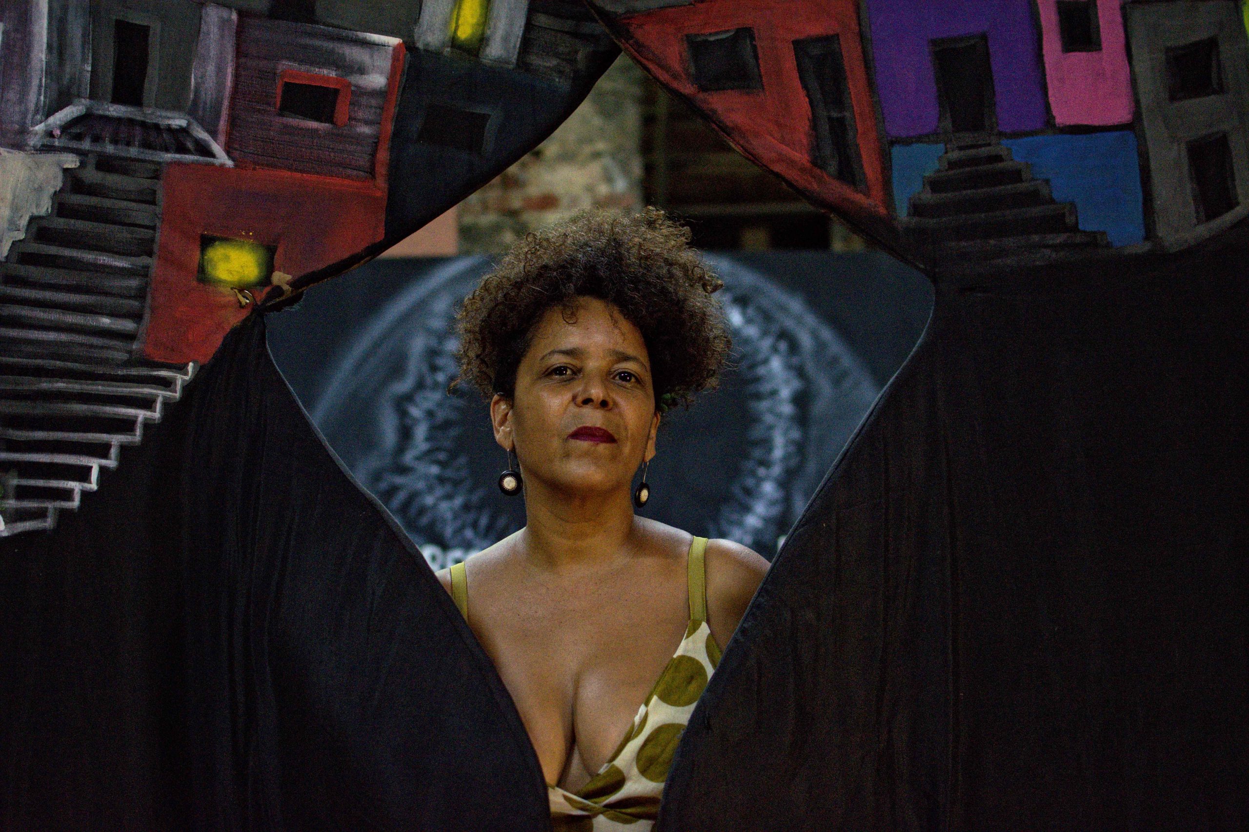 No momento, você está visualizando Claudia Simone lança livro sobre mulheres negras, saúde mental e o Teatro das Oprimidas