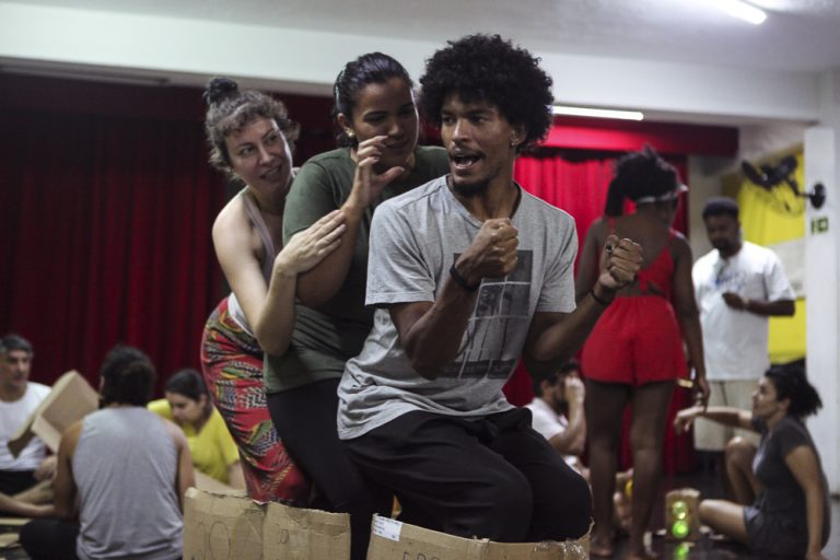 Leia mais sobre o artigo Explorando fundamentos e criando cenas: curso prático de Teatro do Oprimido