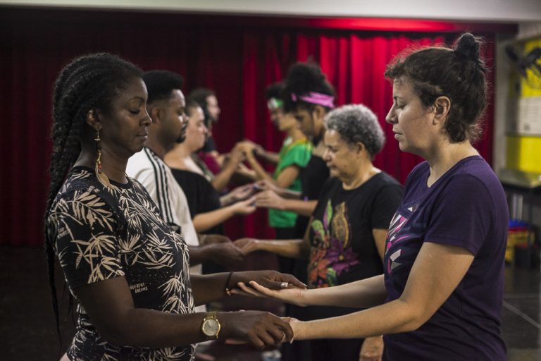 Leia mais sobre o artigo Jogos e Exercícios: curso introdutório de Teatro do Oprimido
